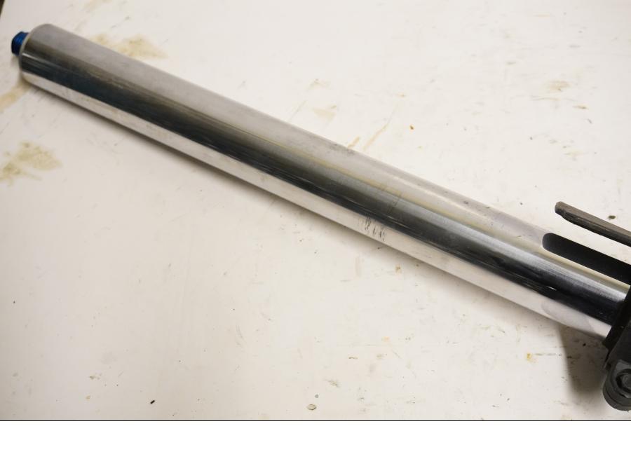 Höger sida på Gaffelben från en Triumph Daytona 650 -2005 motorcykel.