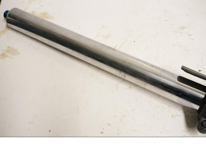 Höger sida på Gaffelben från en Triumph Daytona 650 -2005 motorcykel.