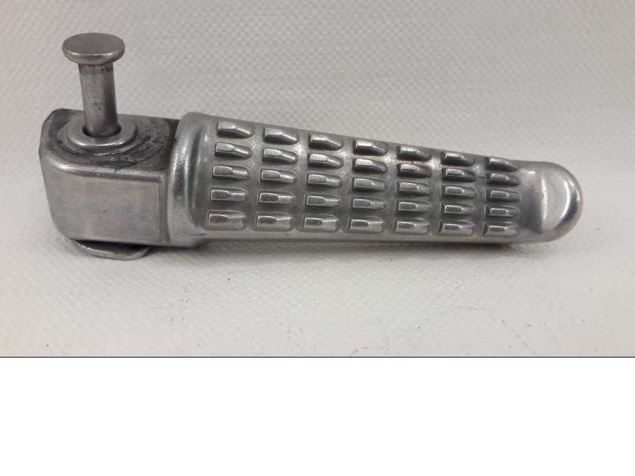 Framsidan på Fotpinne från en Kawasaki Z 900 -2020 motorcykel.