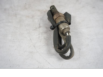 Höger sida på Lambdasond från en Triumph Tiger Explorer -2016 motorcykel.