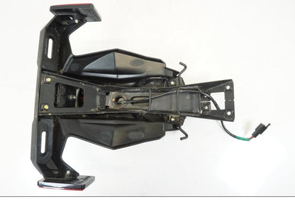 Snett nerifrån på Skylthållare från en Kawasaki NINJA 400 -2020 motorcykel.