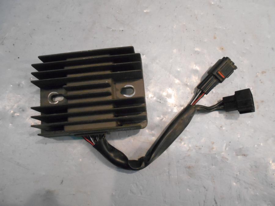 Framsidan på Likriktare från en Suzuki DL 650 -2013 motorcykel.