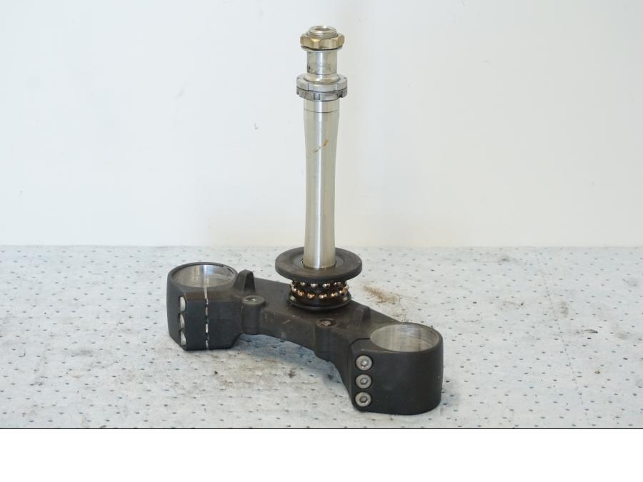 Baksidan på Gaffelkrona från en Suzuki GSX 1300 BK -2008 motorcykel.