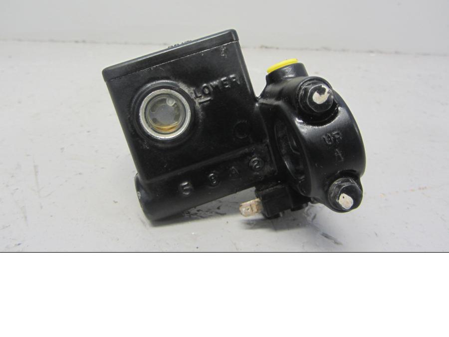 Framsidan på Bromshuvudcylinder från en Suzuki LTA 750 XP E -2009 motorcykel.