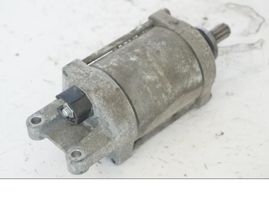 Vänster sida på Startmotor från en Honda SH 300 A -2011 scooter.