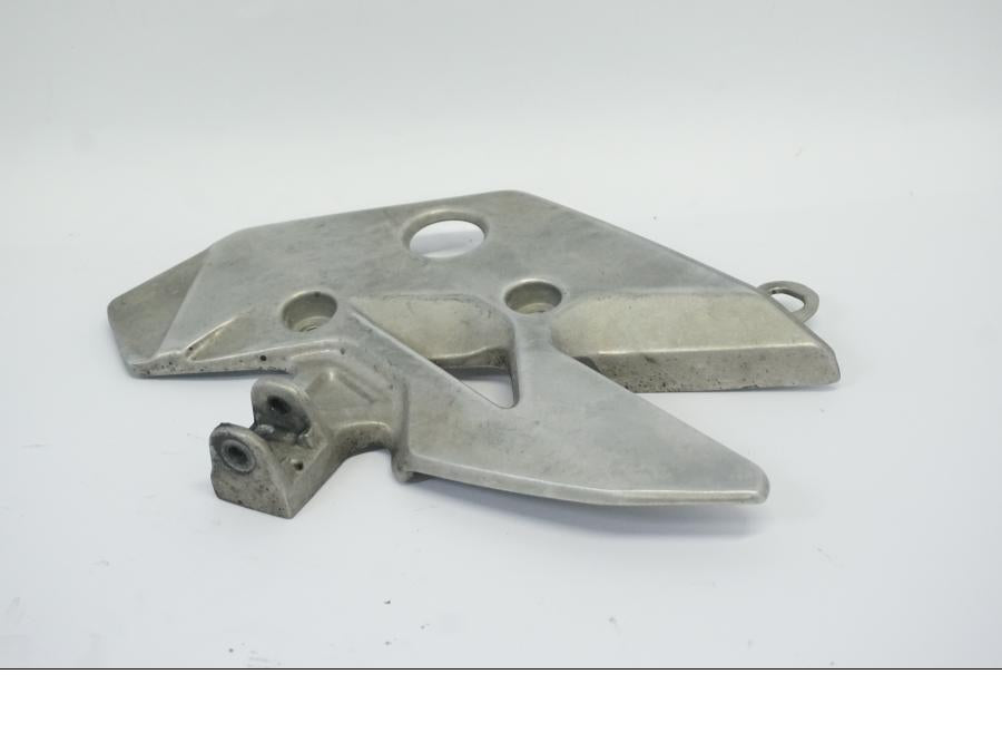 Baksidan på Fotpinnefäste från en Honda CB 500 X -2015 motorcykel.