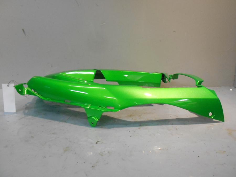 Vänster sida på Sidkåpa från en Kawasaki ER-6F -2012 motorcykel.