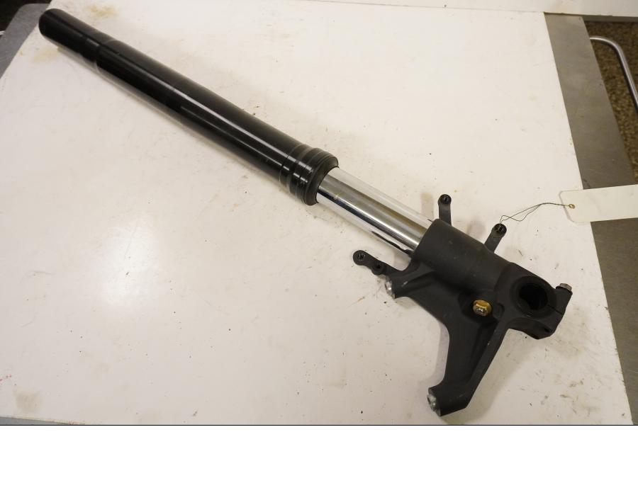 Framsidan på Gaffelben från en Suzuki GSX 1300 BK -2008 motorcykel.