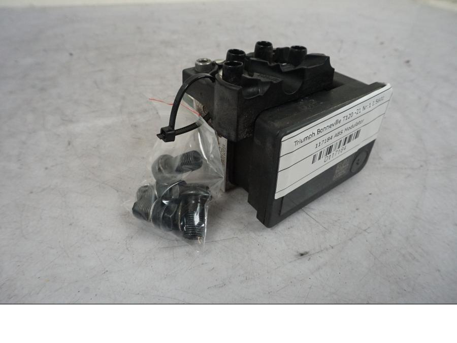 Framsidan på ABS Modulator från en Triumph Bonneville T120 -2021 motorcykel.