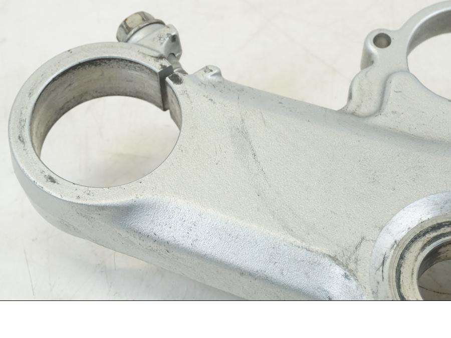 Baksidan på Gaffelkrona från en Honda VFR 800 -2003 motorcykel.