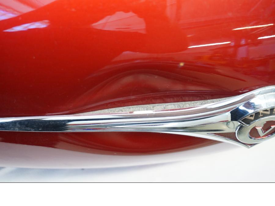 Vänster sida på Bensintank från en Kawasaki VN 900 -2006 motorcykel.