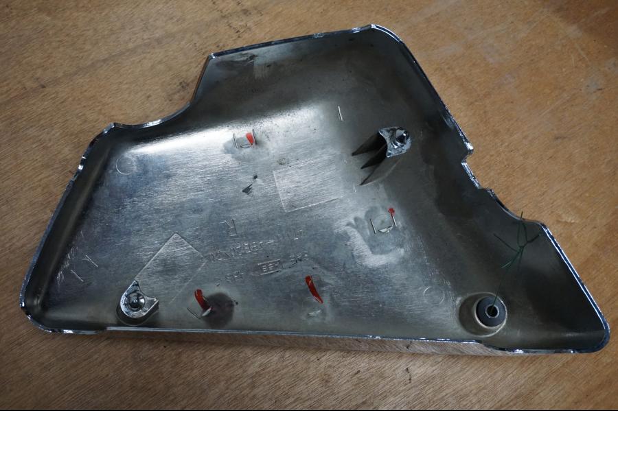 Baksidan på Sidopanel från en Suzuki VZ 800 -2000 motorcykel.