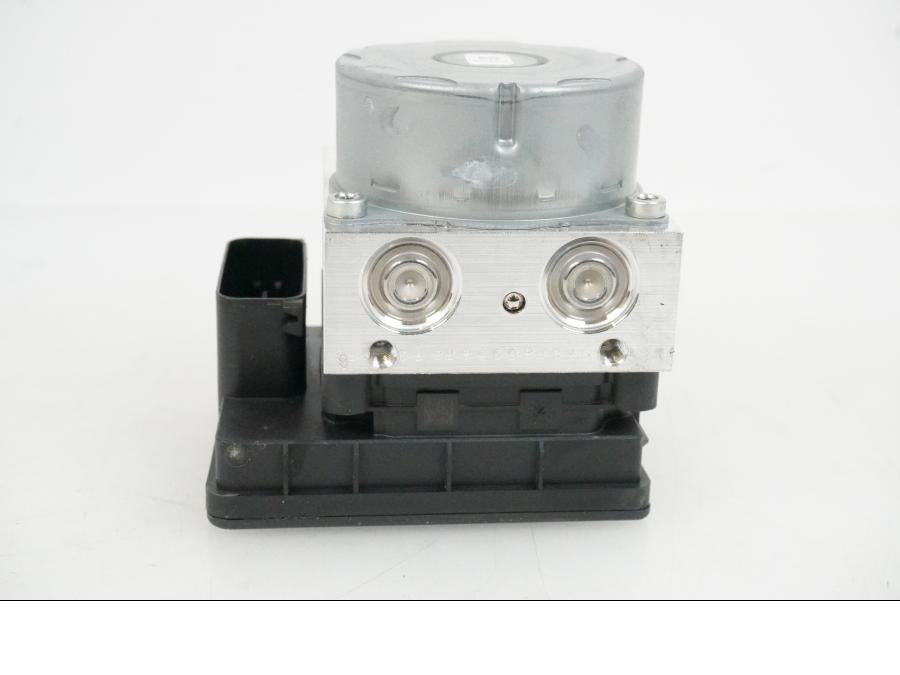 Snett uppifrån på ABS Modulator från en BMW R 1250 GSA -2021 motorcykel.