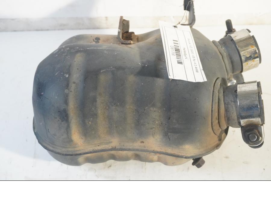 Höger sida på Mellanburk från en Suzuki VZ 1600 -2005 motorcykel.