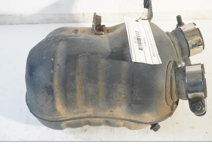 Höger sida på Mellanburk från en Suzuki VZ 1600 -2005 motorcykel.