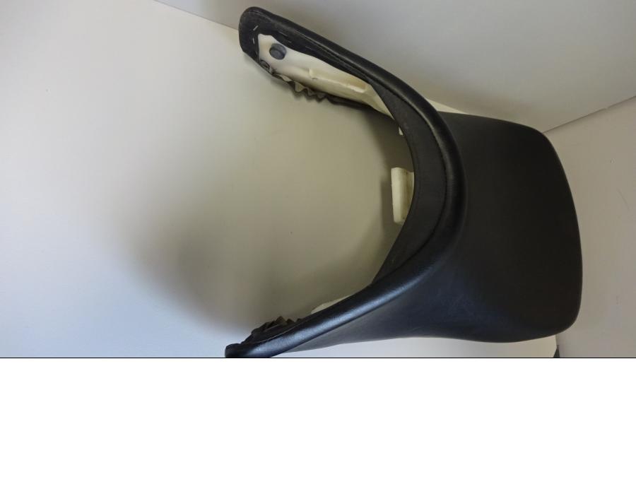 Vänster sida på Sadel från en Honda ST 1300 -2002 motorcykel.