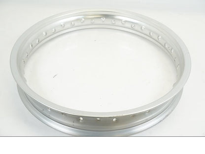 Framsidan på Fälg från en BMW F 650 -2001 motorcykel.