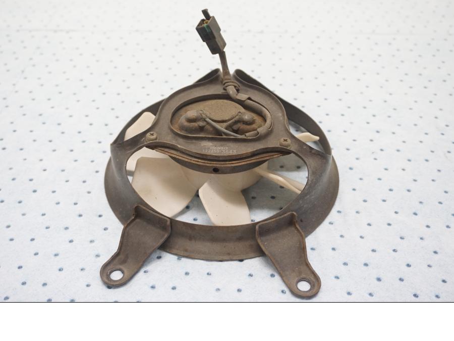 Framsidan på Vattenkylfläkt från en Triumph Tiger -2001 motorcykel.