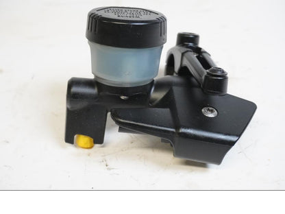 Framsidan på <p>Kopplingshuvudcylinder från BMW R 1200 GS 2006.</p>

<p>Ink behållare.</p> motorcykel.