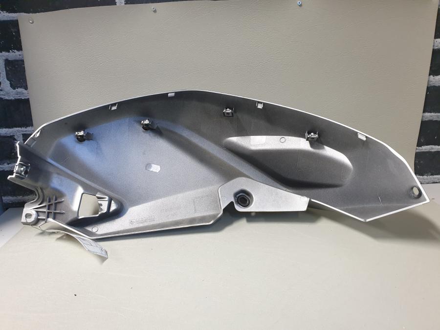 Baksidan på Bensintankskåpa från en Yamaha MT 125 -2017 motorcykel.