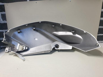 Baksidan på Bensintankskåpa från en Yamaha MT 125 -2017 motorcykel.