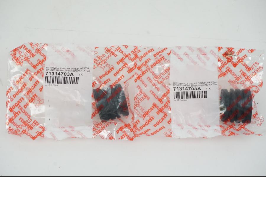 Framsidan på Blinkersfäste från en Ducati 1299 Panigale -2017 motorcykel.