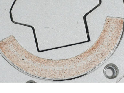 Vänster sida på <p>Låssats från BMW R 1200 GS 2006.</p>

<p>1st nyckel, plastnyckel, tändningslås, sadellås och tanklock.</p>

<p>Repor finns på tanklocket se bild.</p> motorcykel.