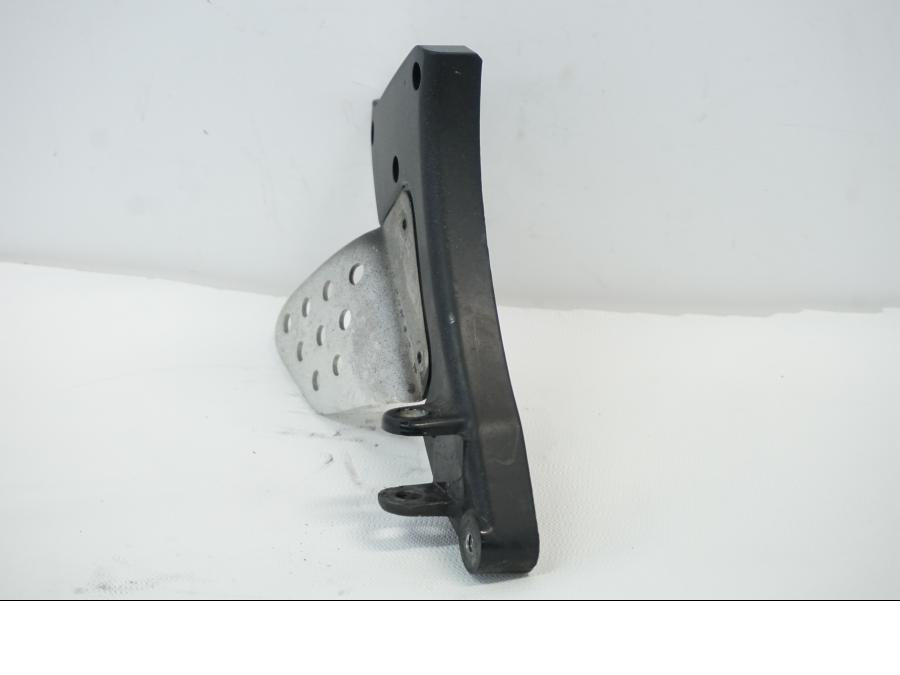 Höger sida på Fotpinnefäste från en Buell XB9S -2003 motorcykel.