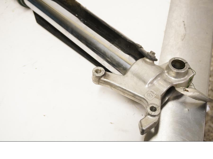 Baksidan på Gaffelben från en KTM 625 SC SM -2002 motorcykel.