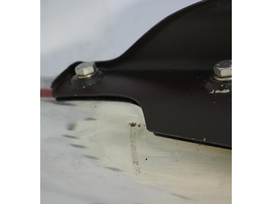 Snett nerifrån på Ljuddämpare från en Ducati GT 1000 -2007 motorcykel.