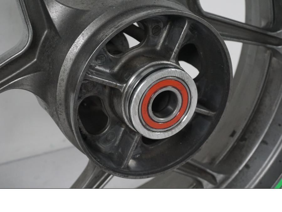 Vänster sida på Fälg från en Kawasaki ZX-6R -2005 motorcykel.