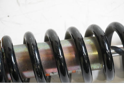 Snett uppifrån på Stötdämpare från en Suzuki VL 800 -2001 motorcykel.