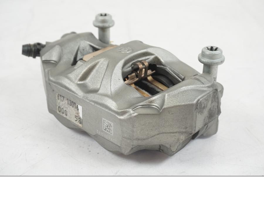 Baksidan på Bromsok från en KTM 1290 Super Duke R EVO -2023 motorcykel.