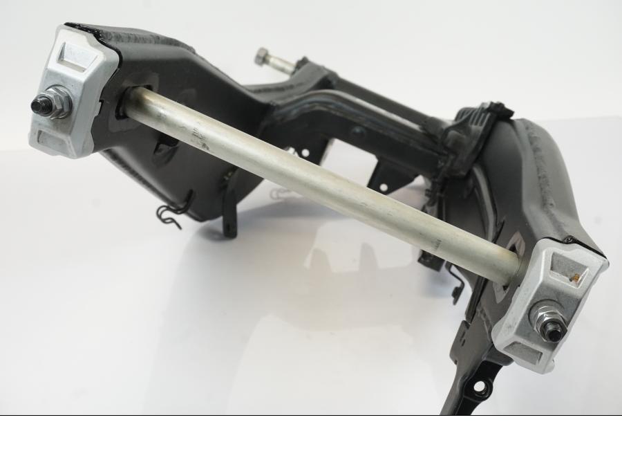 Extrabild6 på Sving från en Triumph Trident -2021 motorcykel.