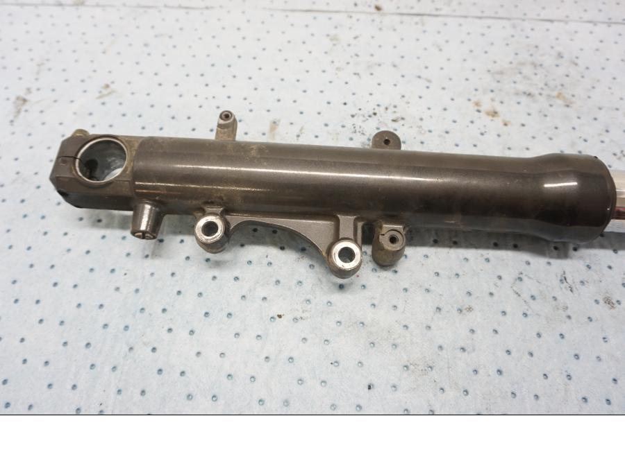 Höger sida på Gaffelben från en Kawasaki ZX-6R -2000 motorcykel.