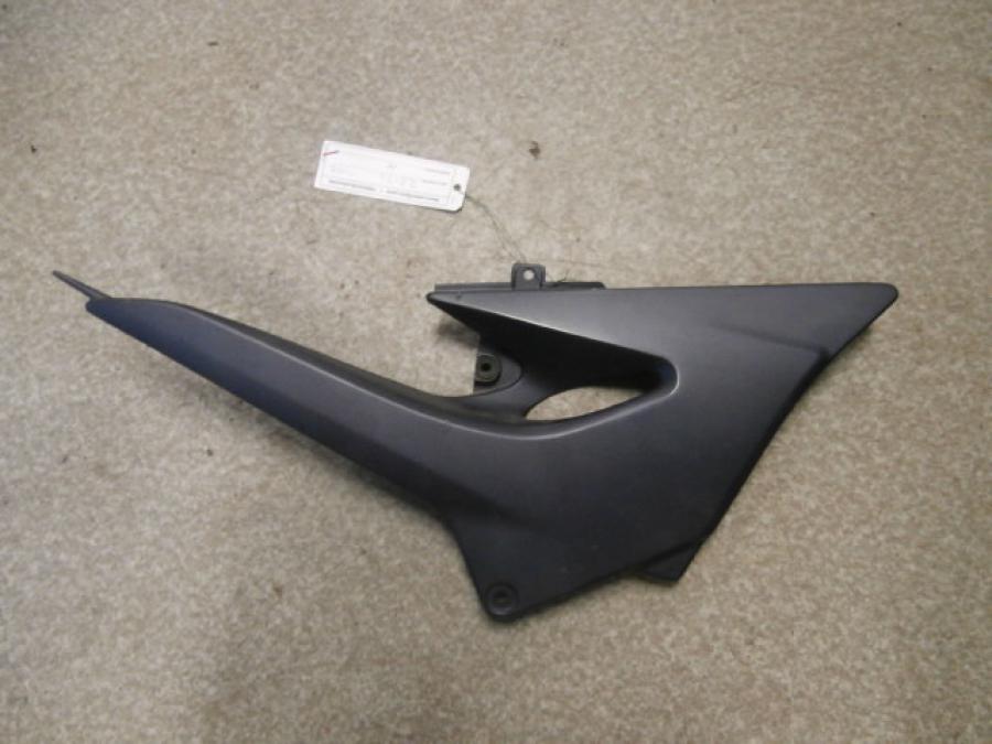 Framsidan på Sidopanel från en Kawasaki ZR-7 -2002 motorcykel.