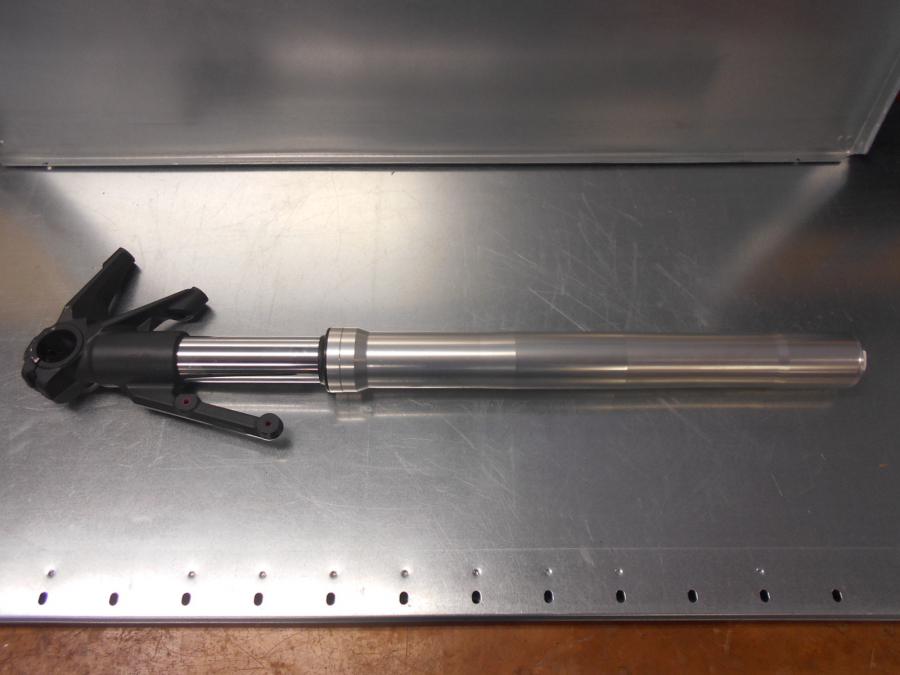 Framsidan på Gaffelben från en Ducati Monster 797 -2017 motorcykel.