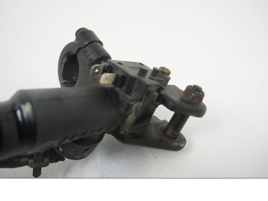 Vänster sida på Bromshuvudcylinder från en Yamaha YZF 1000 R1 -2002 motorcykel.