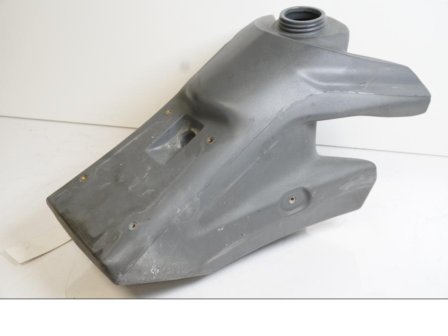 Baksidan på Bensintank från en Husqvarna SM 500 -2006 motorcykel.