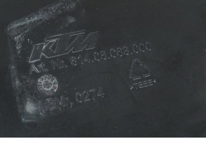 Vänster sida på Tankkåpa från en KTM 1290 Super Duke GT -2020 motorcykel.