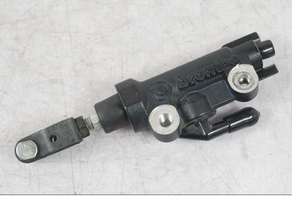 Framsidan på Bromshuvudcylinder från en Yamaha MT-09 -2016 motorcykel.