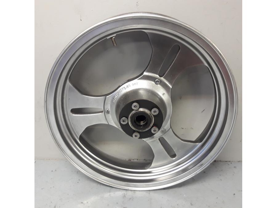 Framsidan på Fälg från en Suzuki VZ 1600 -2005 motorcykel.