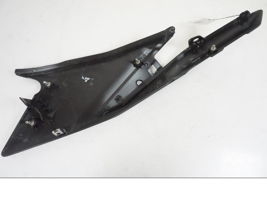 Snett uppifrån på Sidopanel från en KTM 390 Adventure -2021 motorcykel.