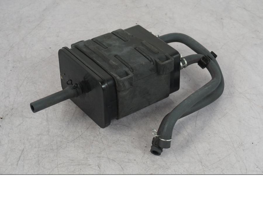 Vänster sida på Fuel Evap System från en Yamaha MT-09 SP -2018 motorcykel.