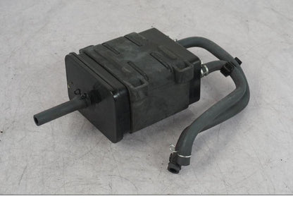 Vänster sida på Fuel Evap System från en Yamaha MT-09 SP -2018 motorcykel.