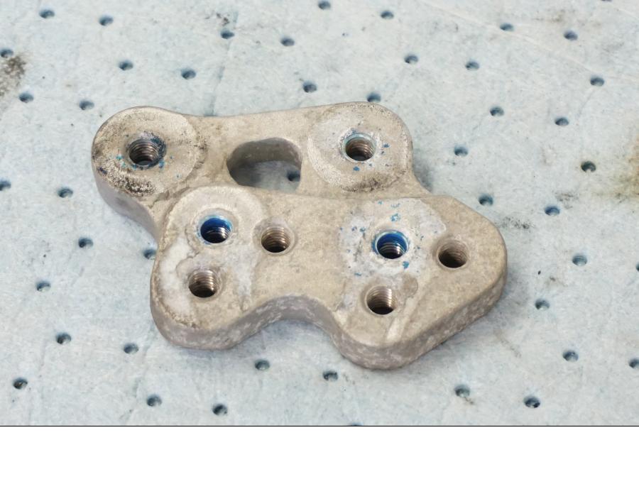 Vänster sida på Fotpinnefäste inre från en Suzuki GSX-R 1000 -2008 motorcykel.