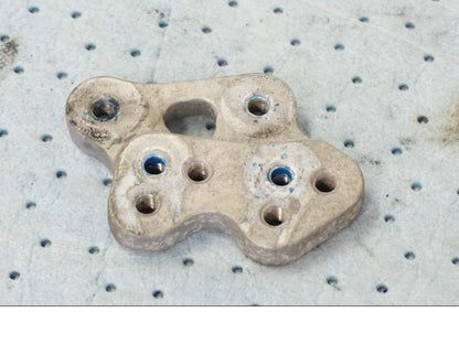 Vänster sida på Fotpinnefäste inre från en Suzuki GSX-R 1000 -2008 motorcykel.