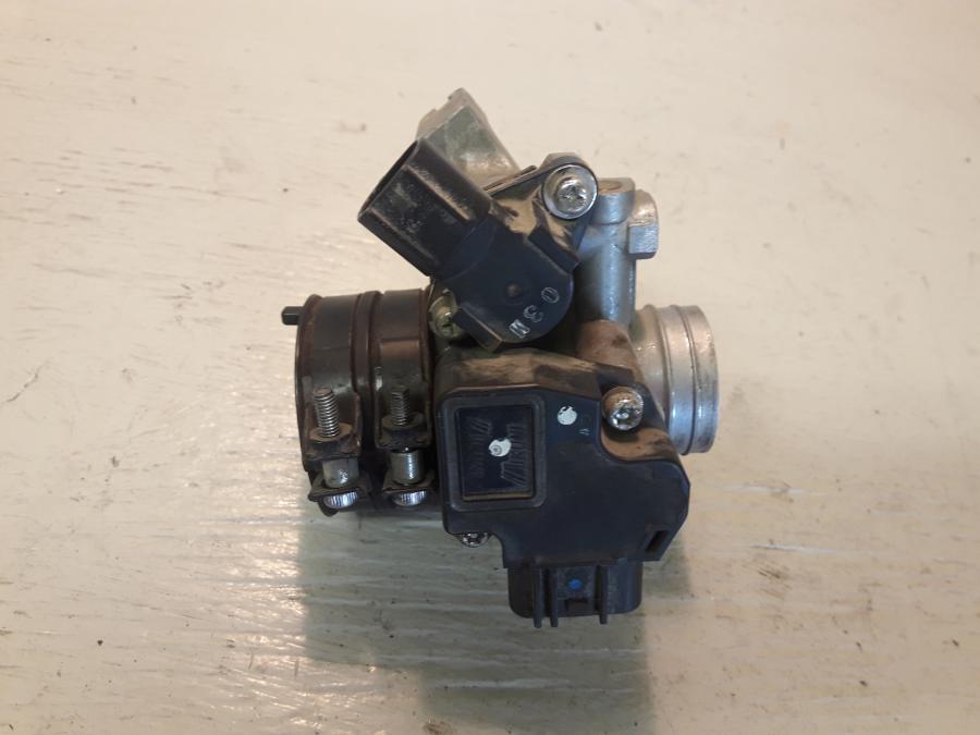 Framsidan på Spjällhus från en Yamaha WR 125 -2010 motorcykel.