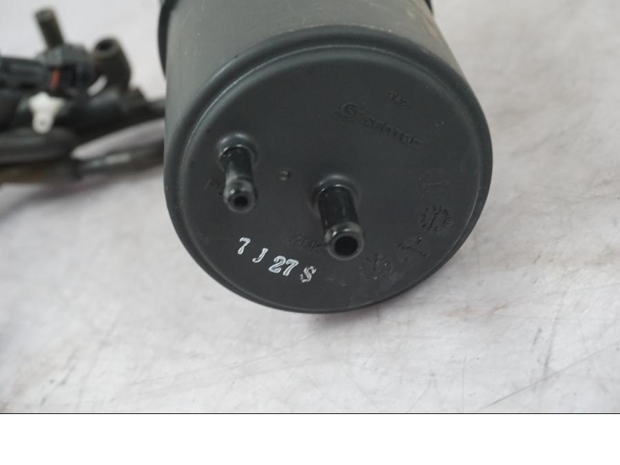 Snett uppifrån på Fuel Evap System från en BMW F 800 R -2018 motorcykel.