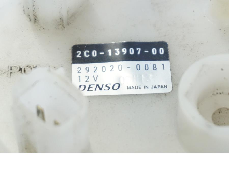 Snett nerifrån på Bensinpump insprut från en Yamaha YZF R6 -2006 motorcykel.